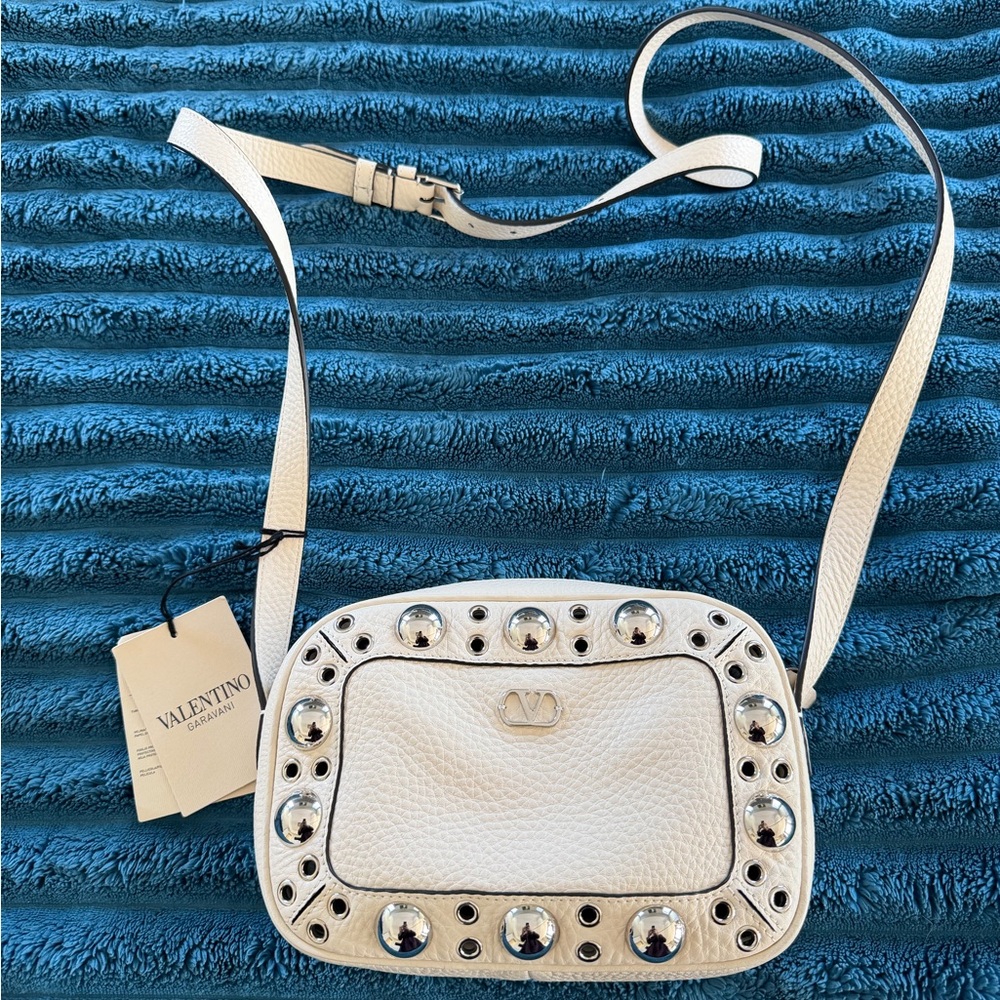 Valentino Garavani Nellcôte Shoulder Bag in Grainy Calfskin

Brand New! 🤍🤍🤍